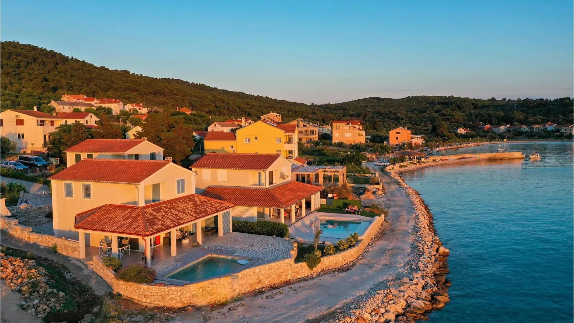 Gorgeous Home In Veli Rat With Kitchen
